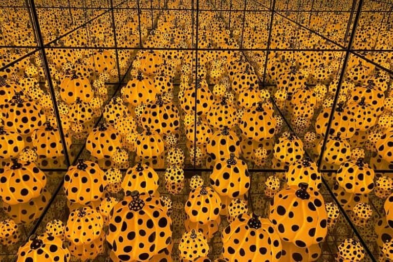 Yayoi Kusama – Découvre le célèbre artiste japonais à pois